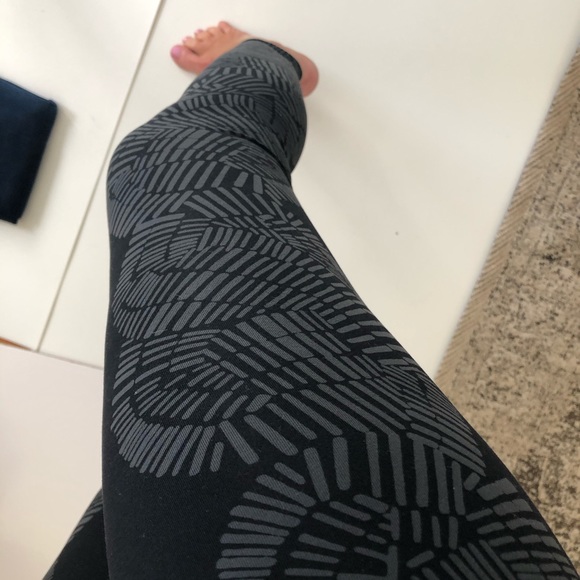 NIKE DRI FIT TATTOO DESIGN LEGGINGS EUC SZ MED - Picture 7 of 7